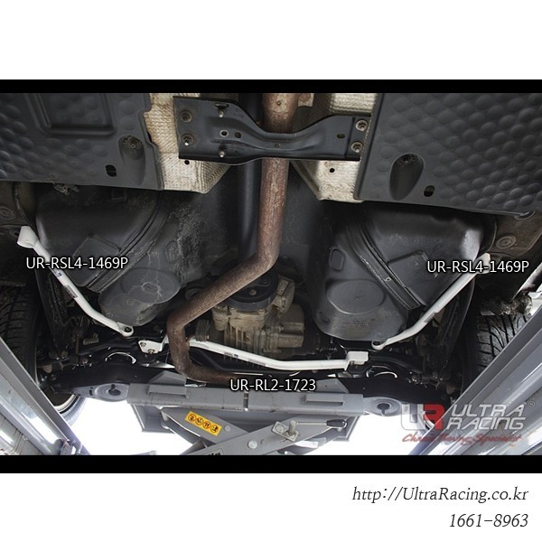 Toyota Hiace/H200 04+ UltraRacing 2-Point Rear Torsion Bar