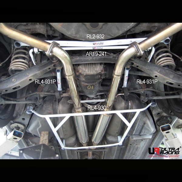 BMW 1 04-11 E87 (120i) 2.0 UltraRacing Front Upper Strutbar